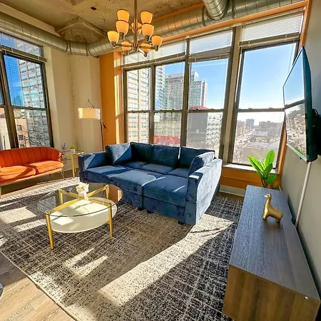South Loop 2Br Corner Unit With Natural Light, Optional Parking And Guest Access Near Downtown Chicago And Mccormick Place